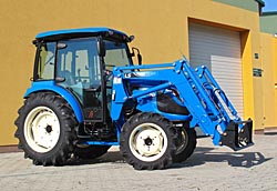 Komunální traktor LS XR50.